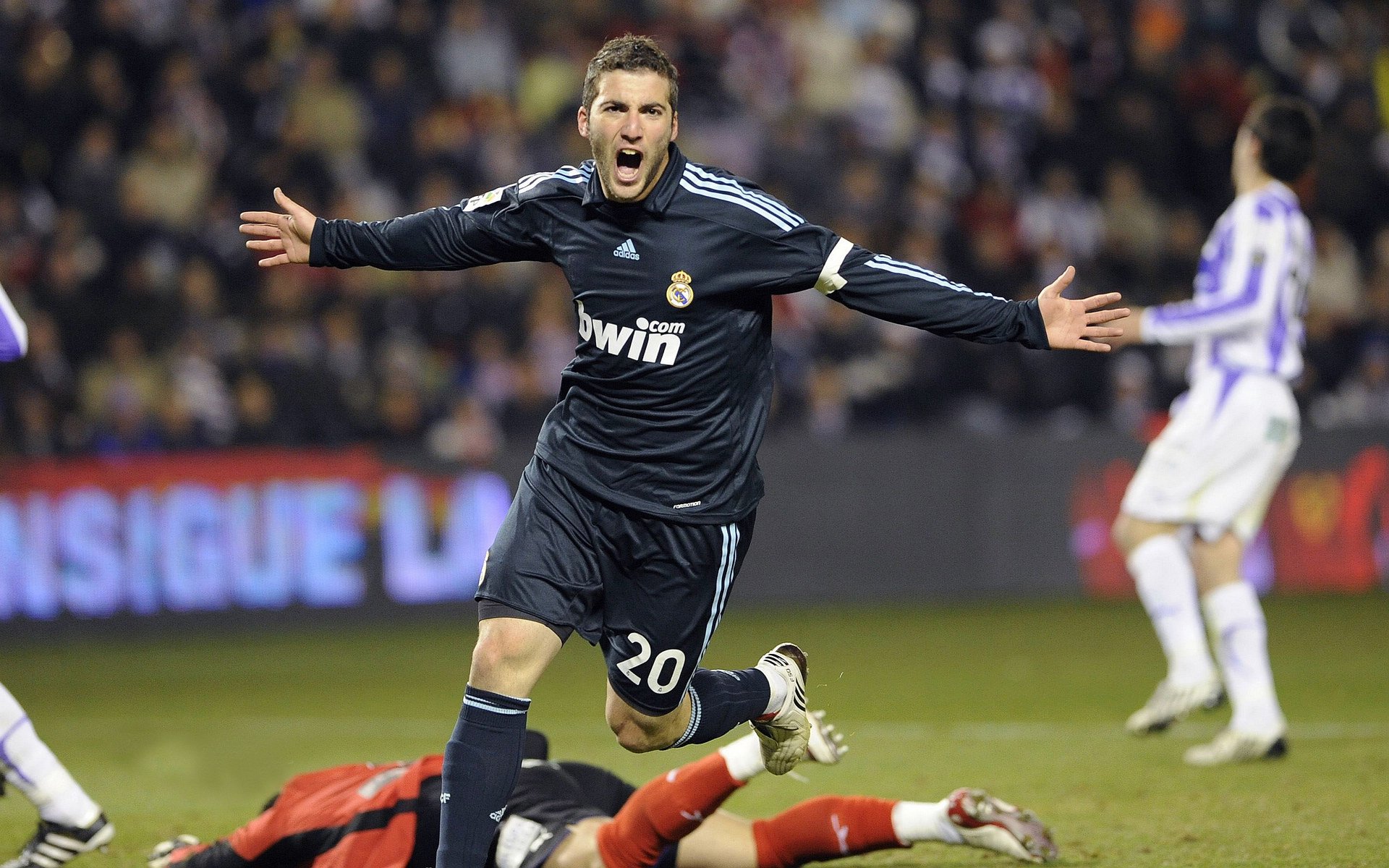 篮网对阵广东队，切特·霍姆格伦的自我救赎之战